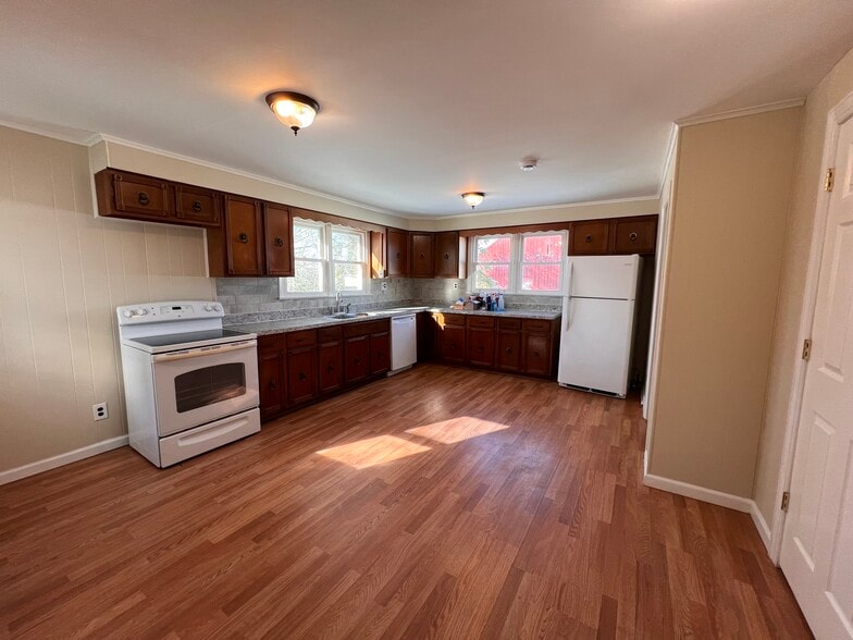 Kitchen - 4855 Sandy Point Rd