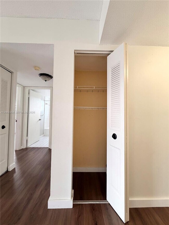 Building Photo - 10431 N Kendall Dr