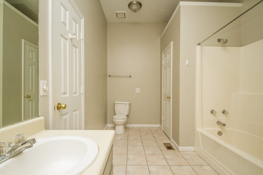 Building Photo - 1502 Amberwood Cir