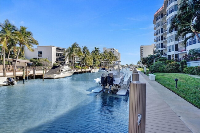 Building Photo - 3051 NE 48th St