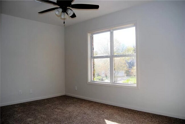 Building Photo - Townhome close to everything on Bayou Trace off Jackson St