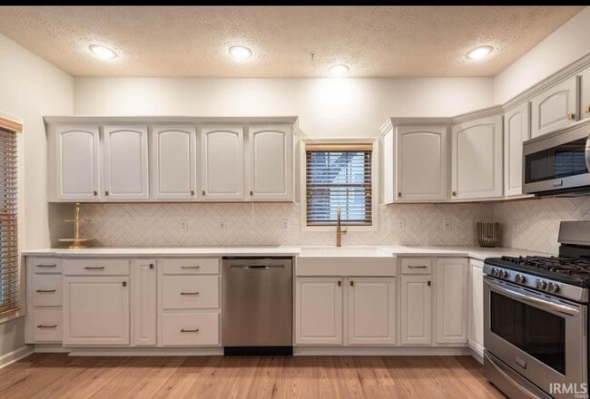 Building Photo - 3253 S Southern Oaks Dr