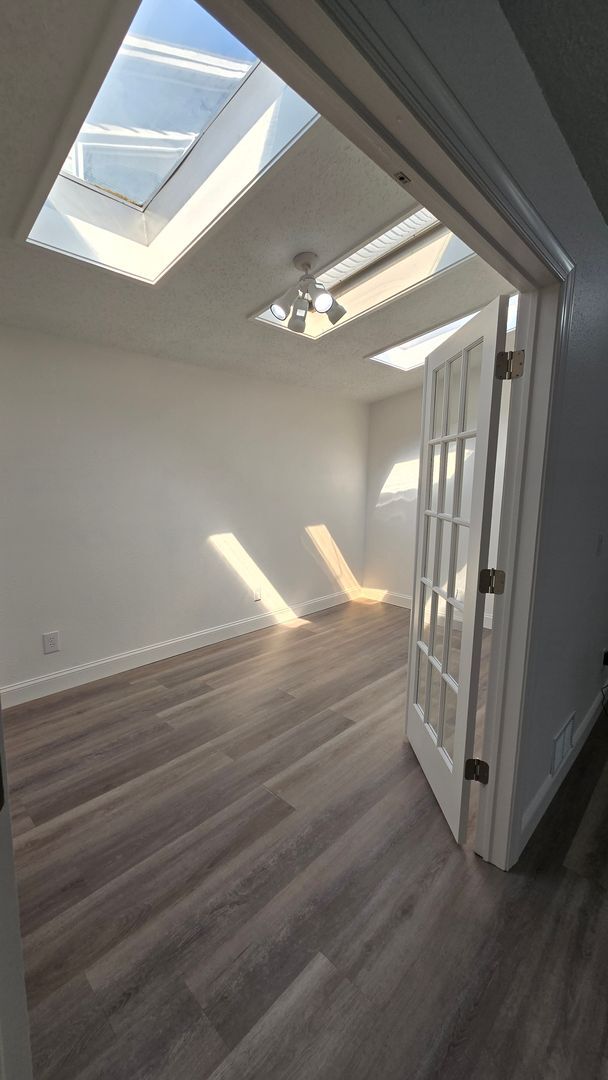 Building Photo - 2 Bed 2 Bath townhome with a Den/ Office s...