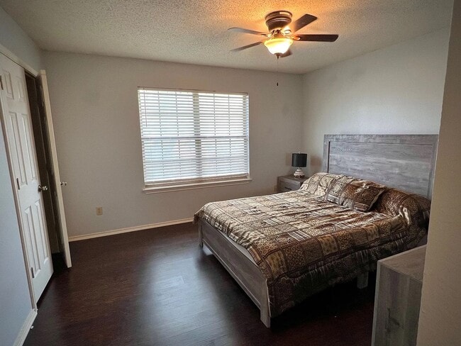 Building Photo - Updated condo at Cobblestone, closet to Campus!