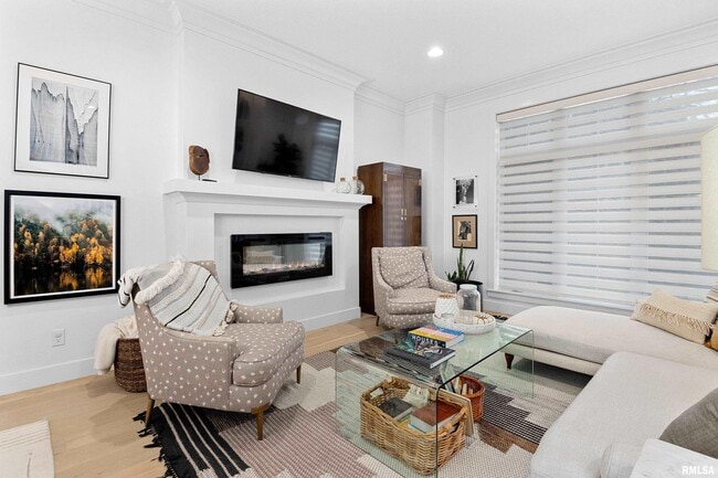 Building Photo - 824 W Moss Ave