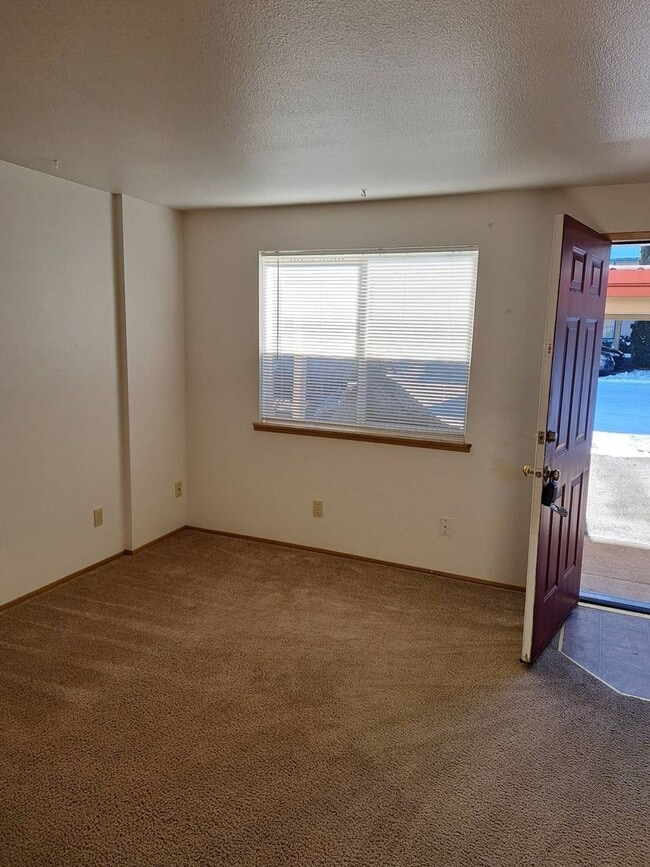 Building Photo - 2 Bed/1.5 Bath Apartment - NE Purcell Blvd