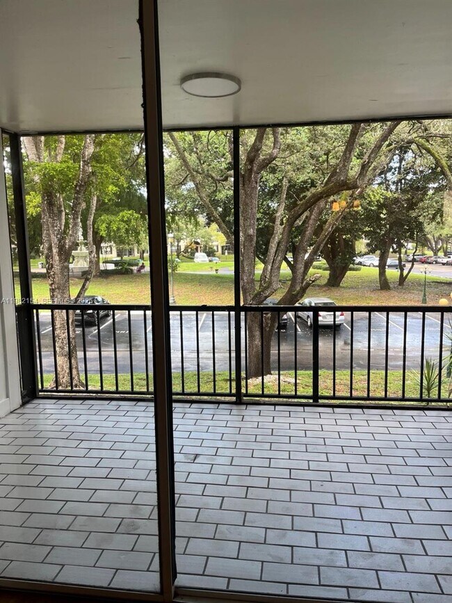 Building Photo - 3660 Inverrary Dr