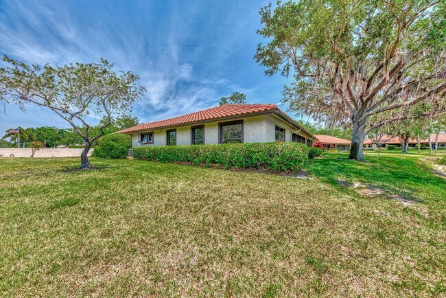 Building Photo - BEAUTIFUL 2 BEDROOM 2 BATHROOM + A DEN VILLA WITH GORGEOUS LAKE VIEWS!