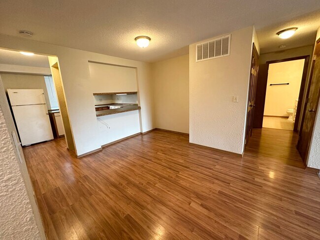 Building Photo - Ideal 2 Bedroom 2 Bathroom Lower Level Unit - Backs to Beautiful Greenspace!