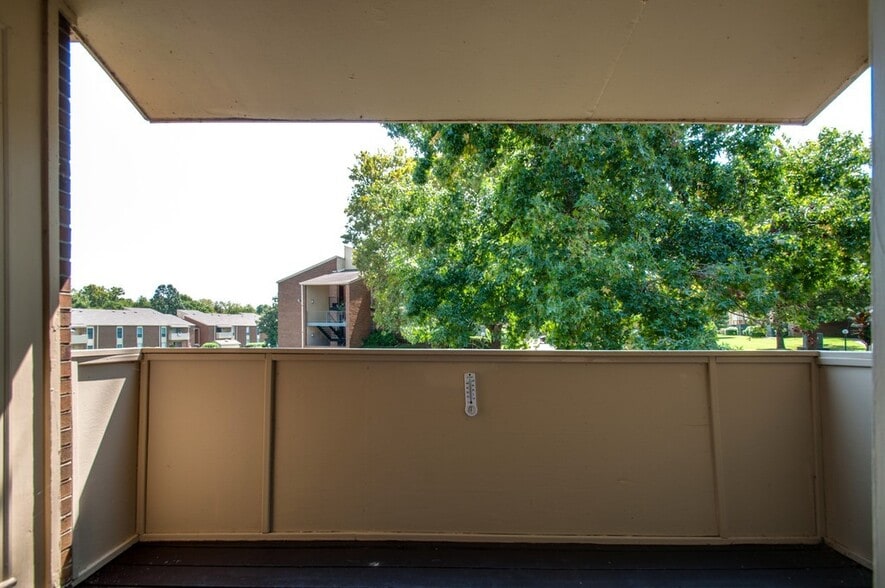 Building Photo - 515 Basswood Ave
