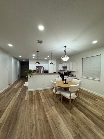 Building Photo - 3136 Deleon Dr