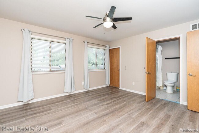 Building Photo - 668 Sherry Dr