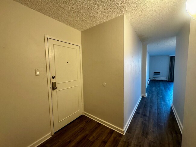 Building Photo - Updated 2-bed/2-bath open-concept condo with Mountain views w/ AC