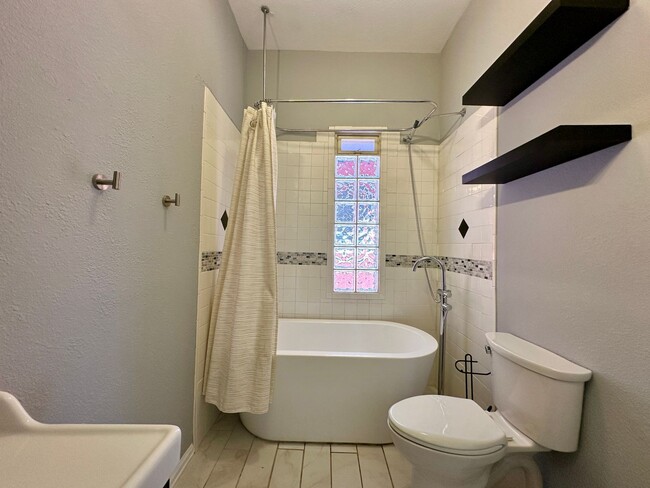 Building Photo - 3 Bedroom 2 Full Bath Renovated Single Fam...