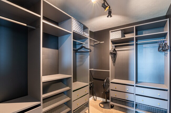 Building Photo - 4830 Fairmont Dr