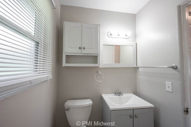 Building Photo - 5820 Grandview Dr