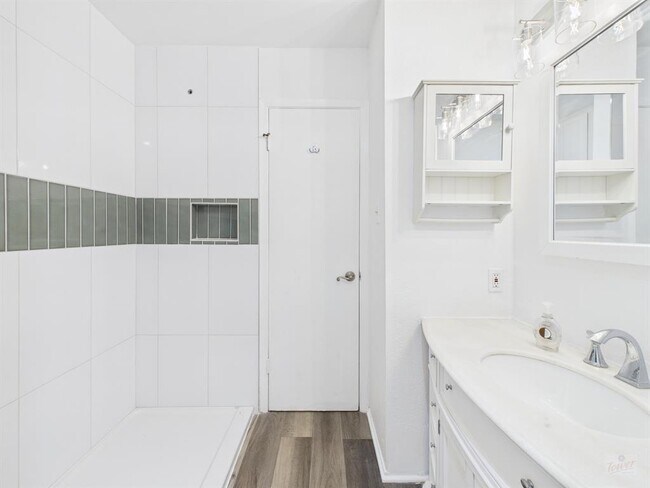 Building Photo - 806 W 24th St