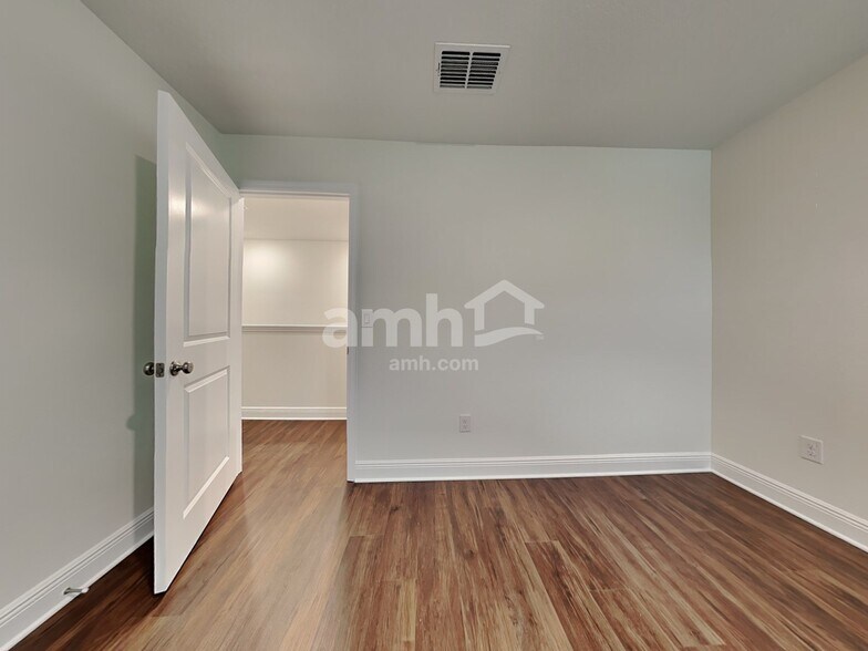 Building Photo - 27333 St Andrews Ave