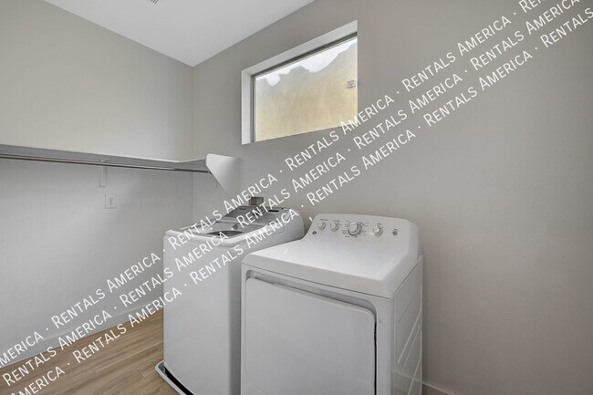 Building Photo - 165 Toasted Almond Ave