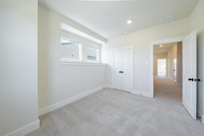 Building Photo - 813 Emerling Dr