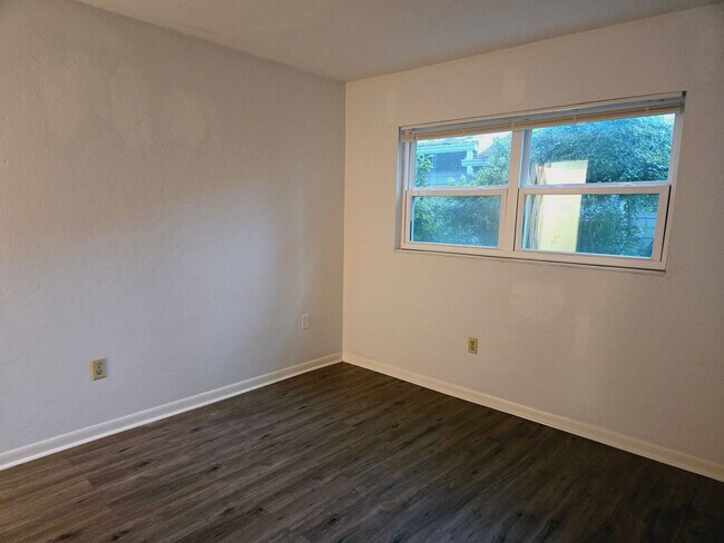 Building Photo - Beautifully updated 2 bd, 1.5 ba condo clo...