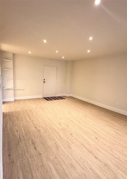 Building Photo - 90 Edgewater Dr