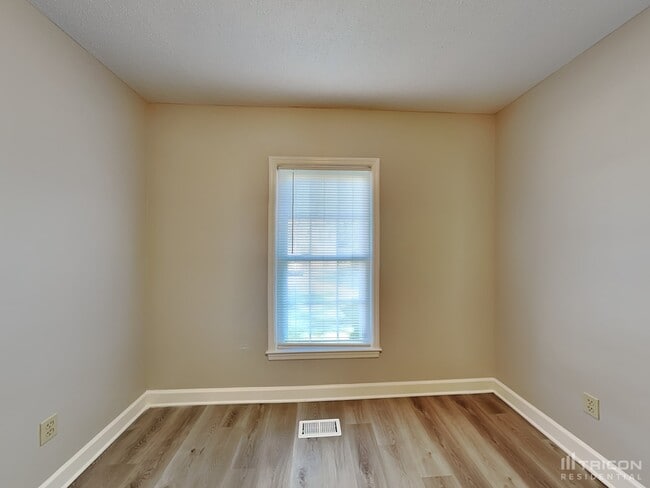 Building Photo - 210 Village Walk