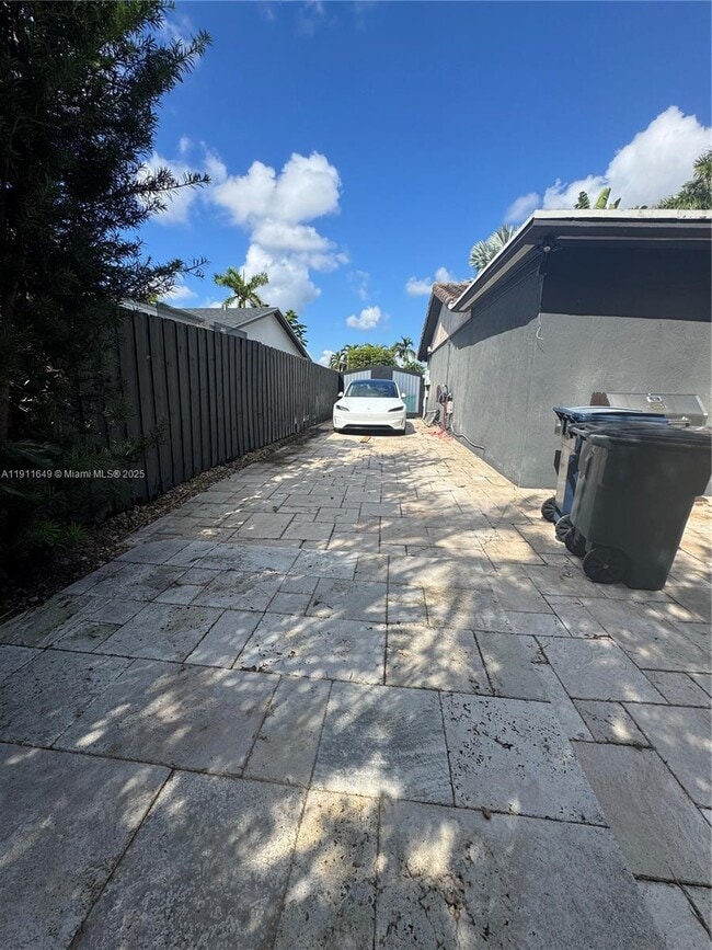 Building Photo - 6905 SW 148th Ct