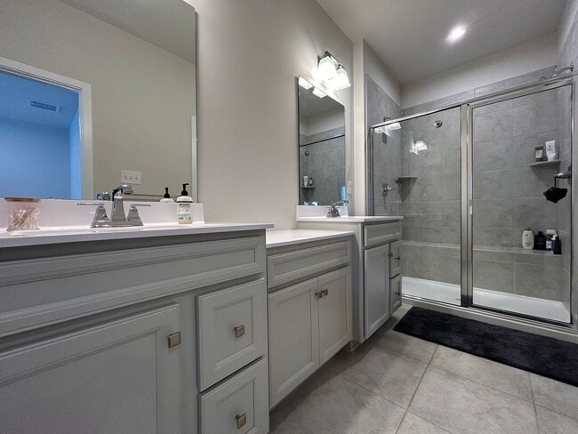 Building Photo - Spacious 4-Bedroom Townhome with Garage & ...