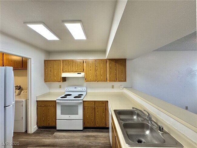 Building Photo - 6750 Del Rey Ave