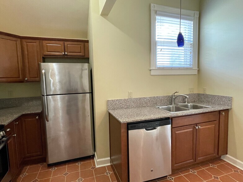 Loft/window lighting - 1410 S Gaines St