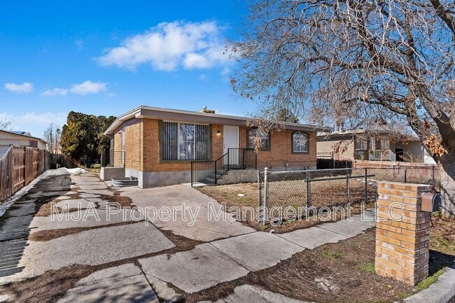 Building Photo - 443 Dorothea Way