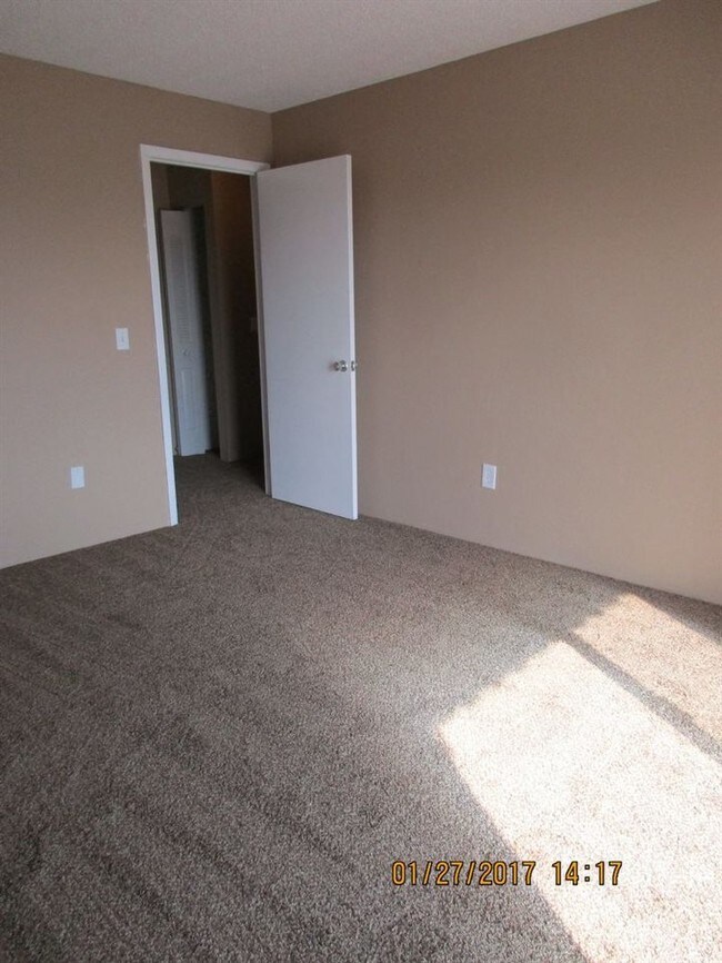 Building Photo - 11 Dondanville Rd