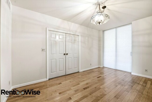Building Photo - 555 Laurel Ave