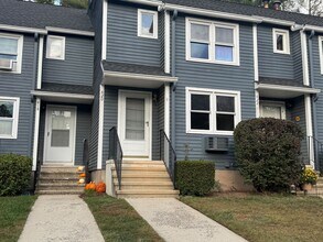 Building Photo - 420 Greens Loop