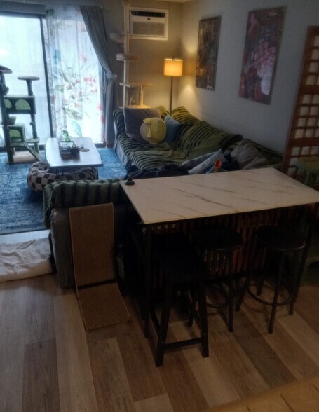 Building Photo - 566 Washington St