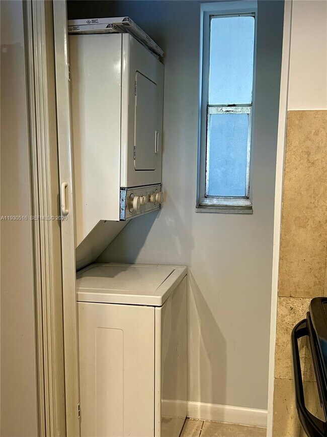 Building Photo - 8010 N Colony Cir