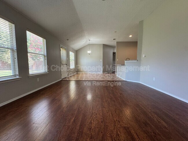 Building Photo - 304 E Clover Park Dr