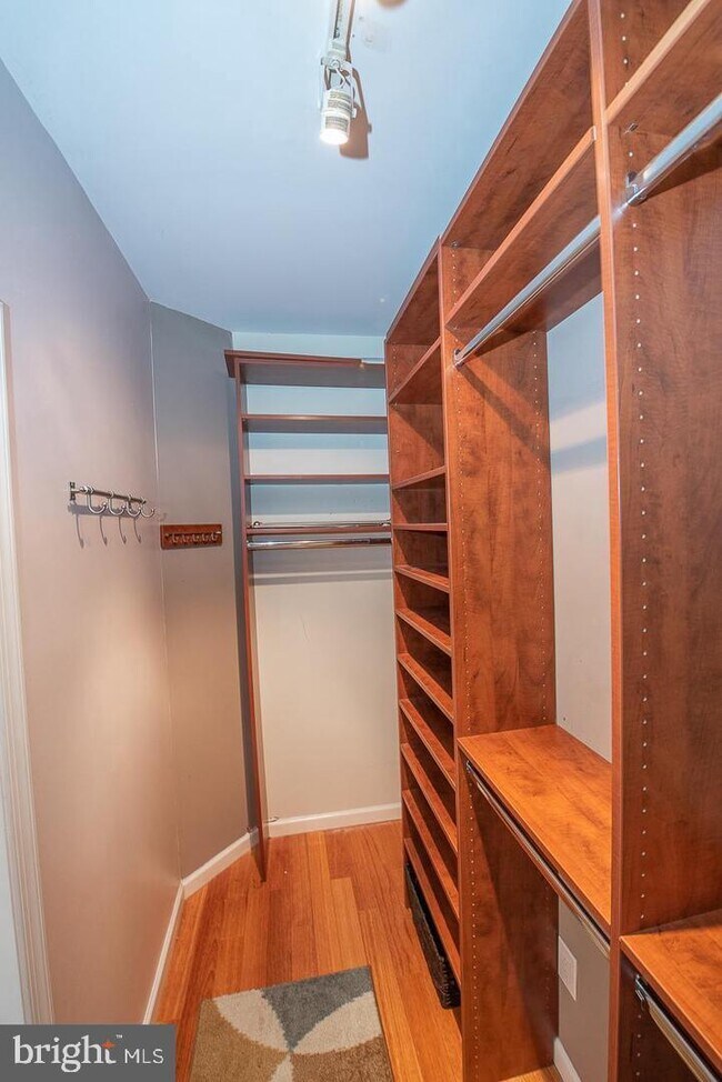 Building Photo - 2025 Parrish St