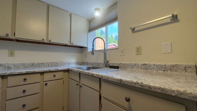 Building Photo - Private Olympia Townhome w Fully Fenced Ba...