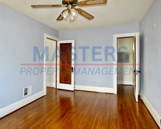 Building Photo - Spacious 3 bed 2 bath House
