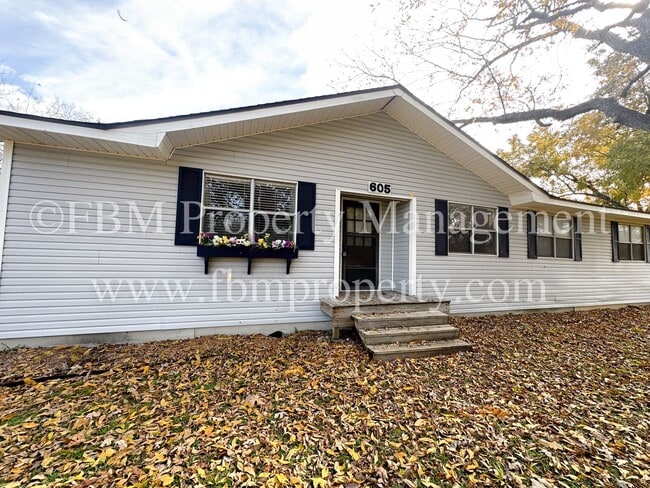 Building Photo - 605 Normandy - Charming 4 Bedroom, 2 Bathr...