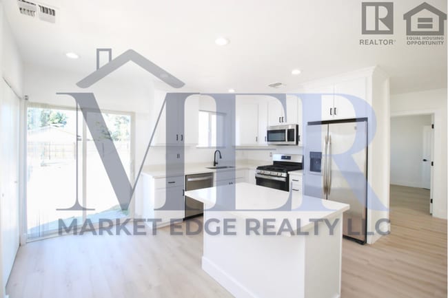 Building Photo - 4Bed/2Bath Home at Indian School/15th Ave! $399 MOVE-IN SPECIAL! Move-In Ready on 12/11/2025!