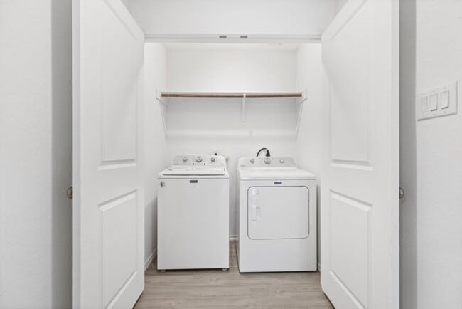 Building Photo - Charming Home Awaits: Spacious & in a Prime Location