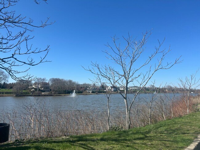 Building Photo - Large 5 Bedroom 2 Bathroom Single Family H...