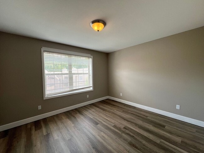Building Photo - 2 Bedroom/2 Bathroom Oakridge Apartments U...