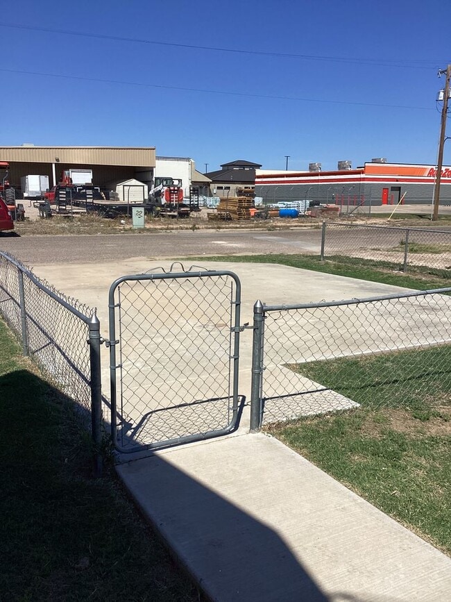 Building Photo - Charming 2 Bed 1 Bath Home Located in Portales!  Small Dogs and/or Cats Upon Approval!