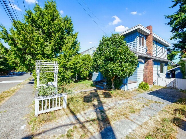 Building Photo - 2 Bed 1.5Bath Single-family House Availabl...