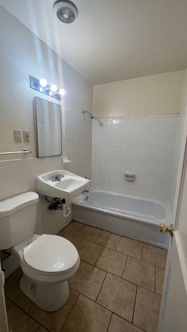 Building Photo - 3 Bedroom home with 1 Bathroom and Large Back yard