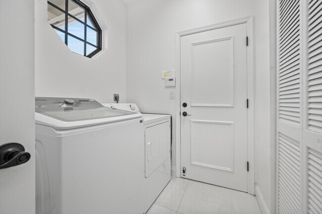 Building Photo - 4413 Barclay Fair Way